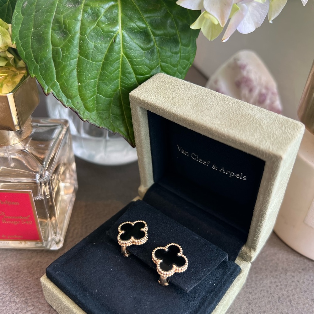 Vintage Alhambra earrings
Yellow gold, Onyx $ 3,700